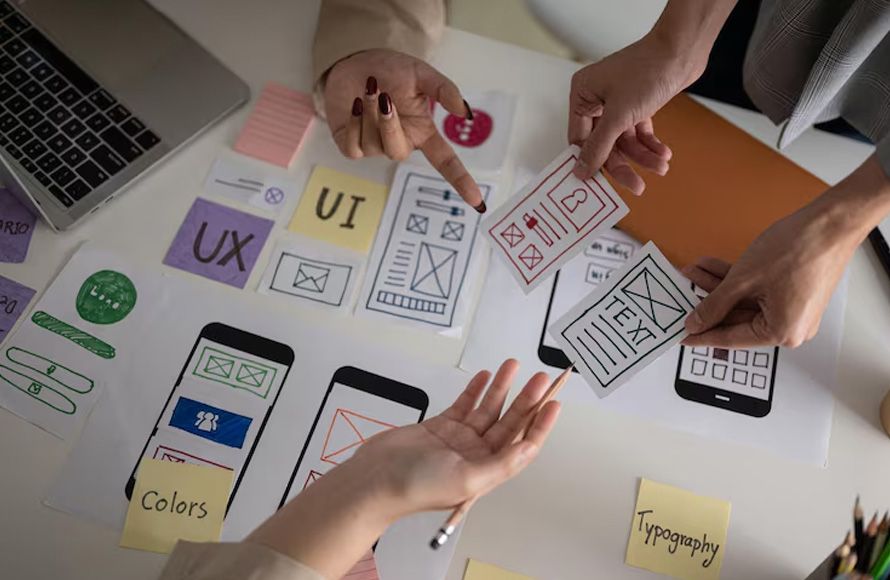 Bunte Notizen und Skizzen für ein UI-Layout